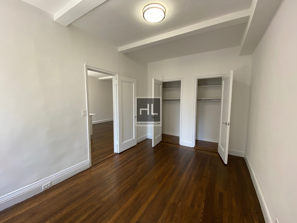East 46 Street - Photo 1