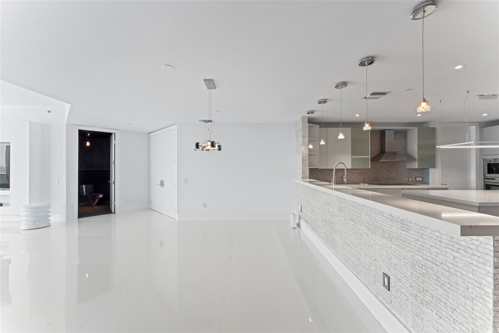 5959 Collins Avenue - Photo 8
