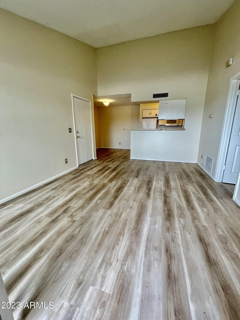 623 W Guadalupe Road - Photo 2