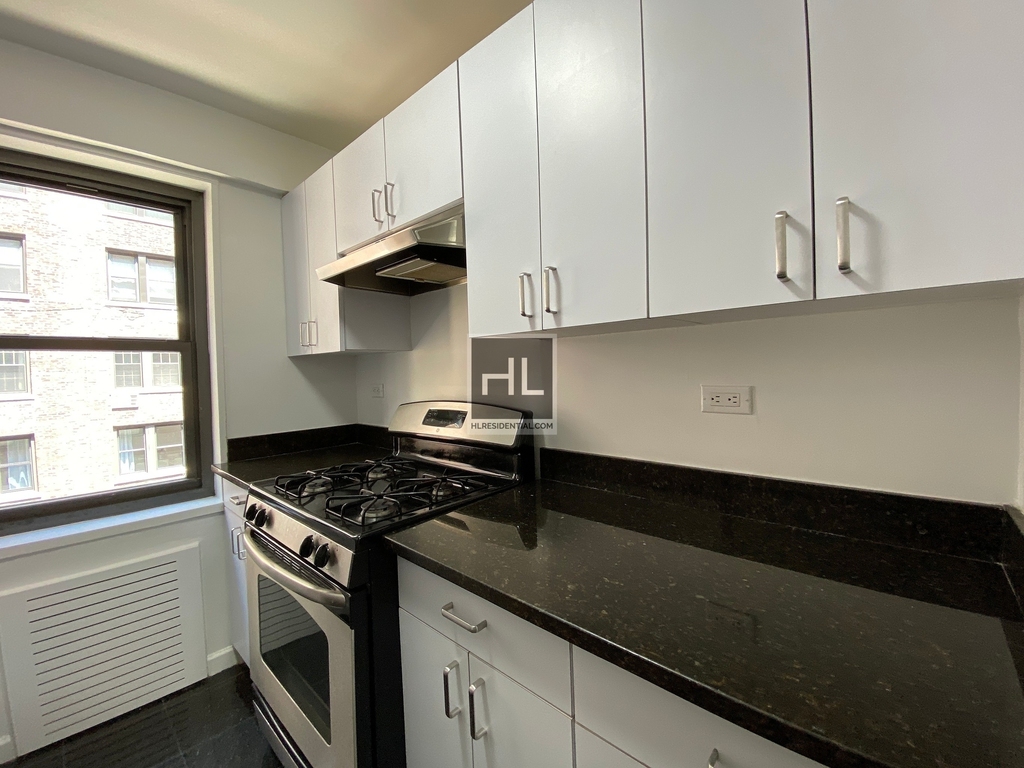 East 56 Street - Photo 3