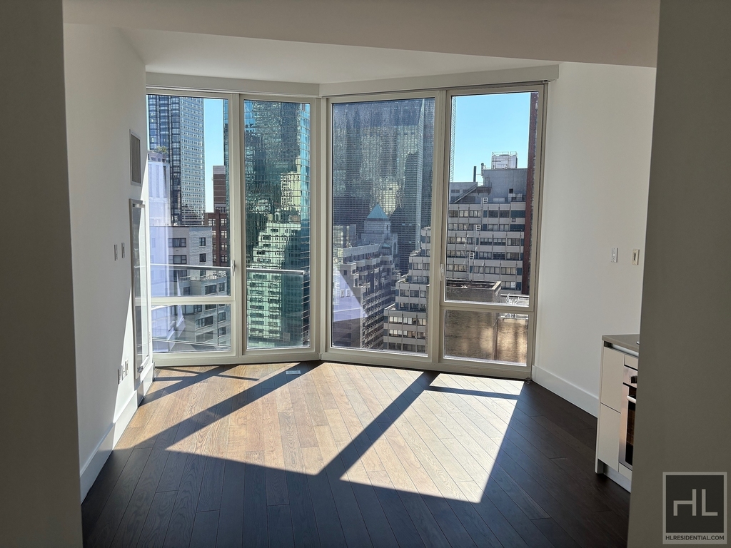 East 44th Street - Photo 2