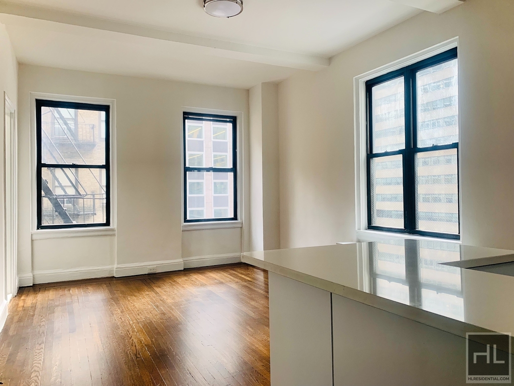 East 46 Street - Photo 0