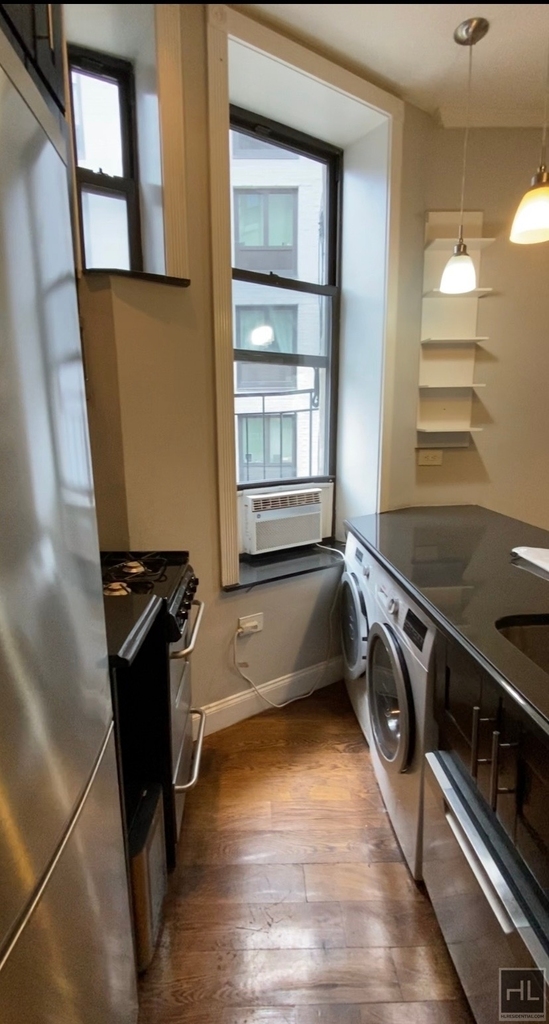 Avenue B - Photo 5