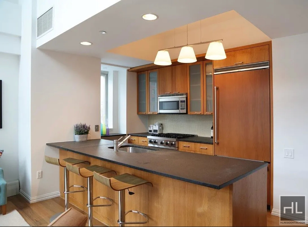 East 59 Street - Photo 3