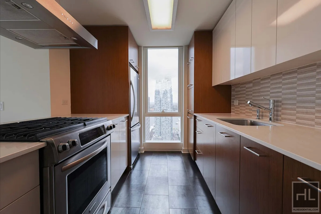 West 42nd Street - Photo 2