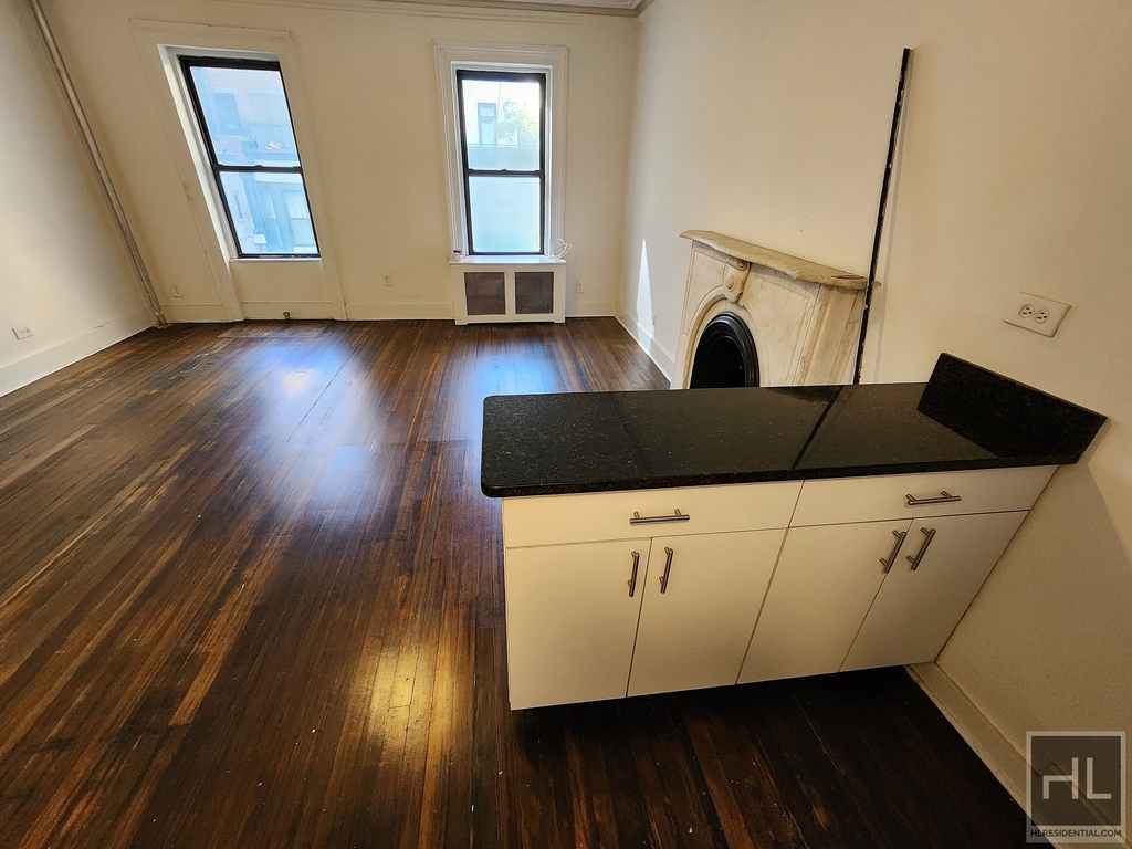 East 65 Street - Photo 1