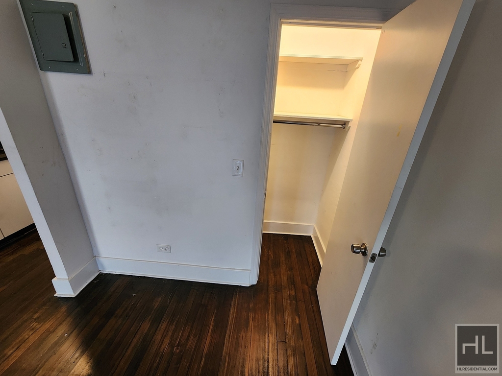 East 65 Street - Photo 8