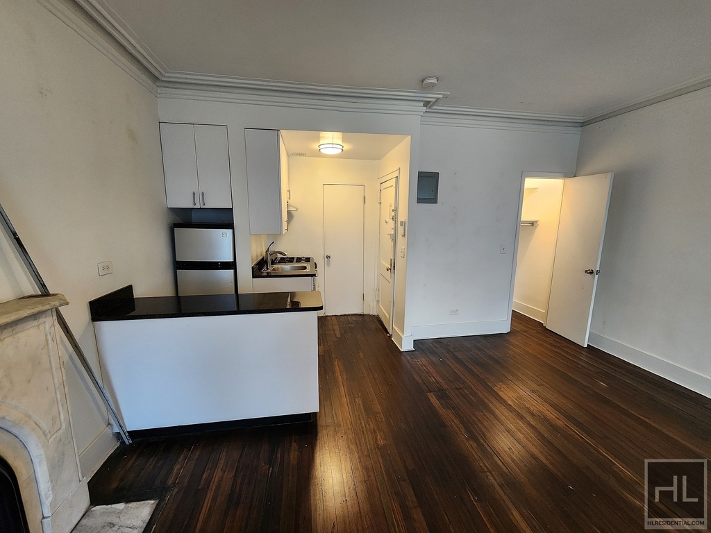 East 65 Street - Photo 3