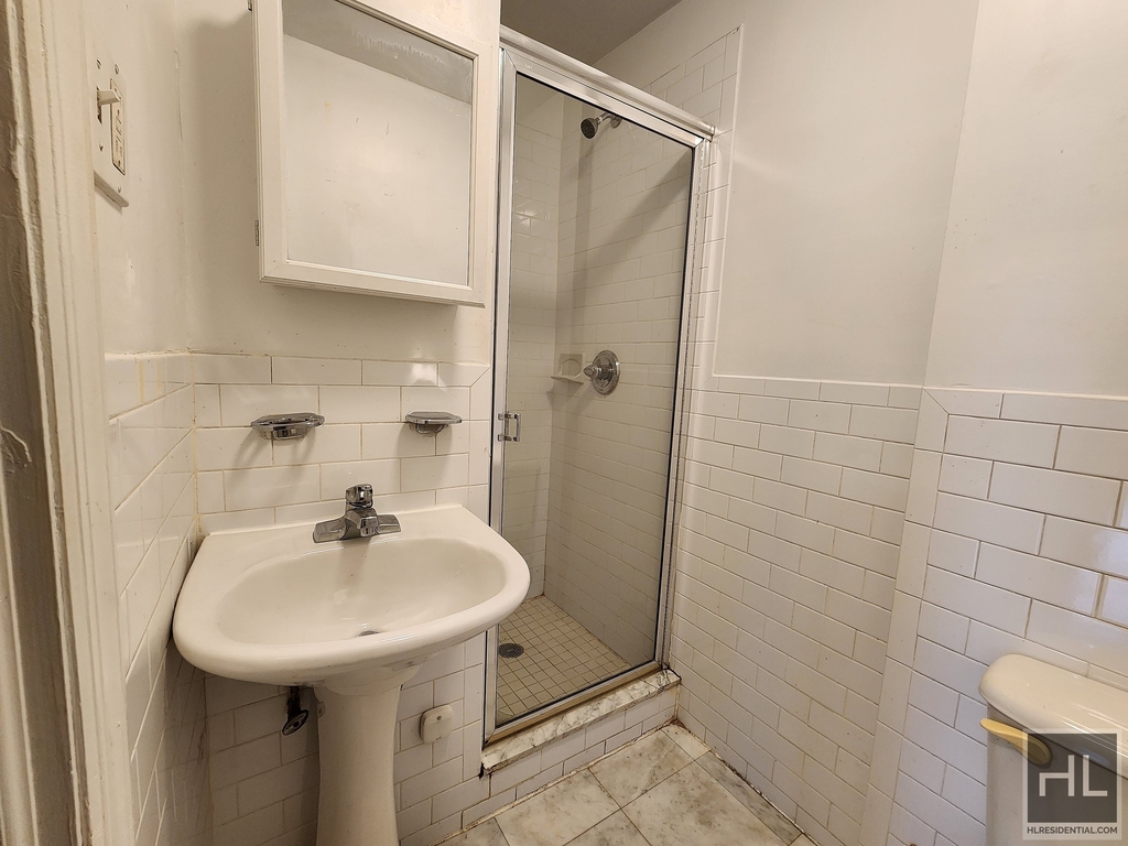 East 65 Street - Photo 6