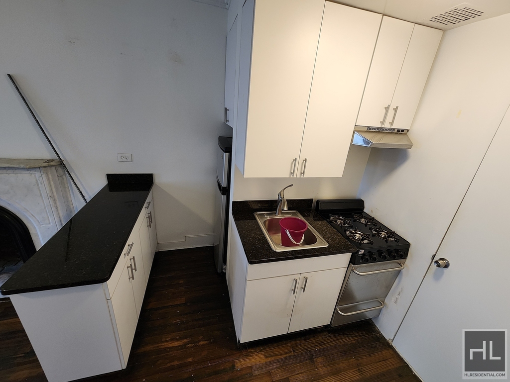 East 65 Street - Photo 5
