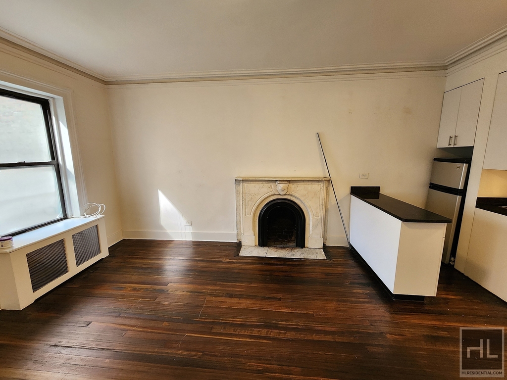 East 65 Street - Photo 2