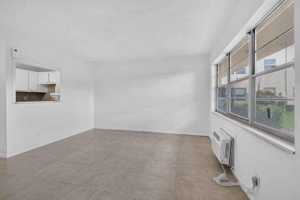 210 Canterbury J - Photo 30
