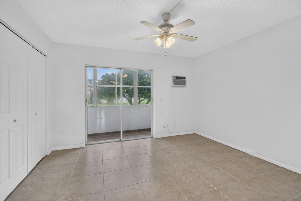 210 Canterbury J - Photo 14