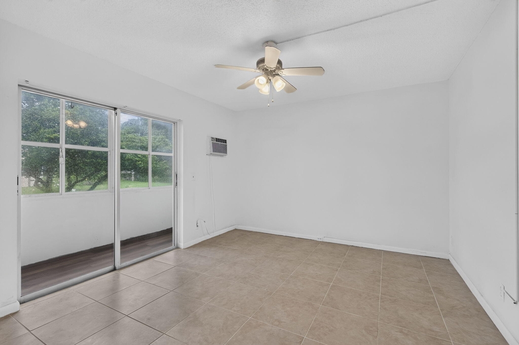 210 Canterbury J - Photo 12