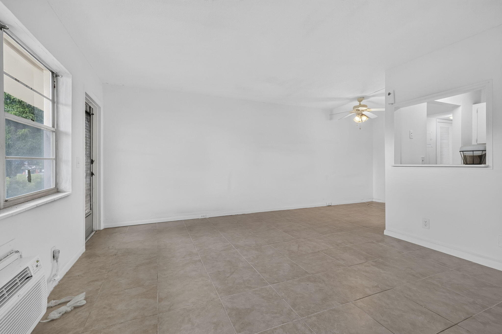 210 Canterbury J - Photo 1