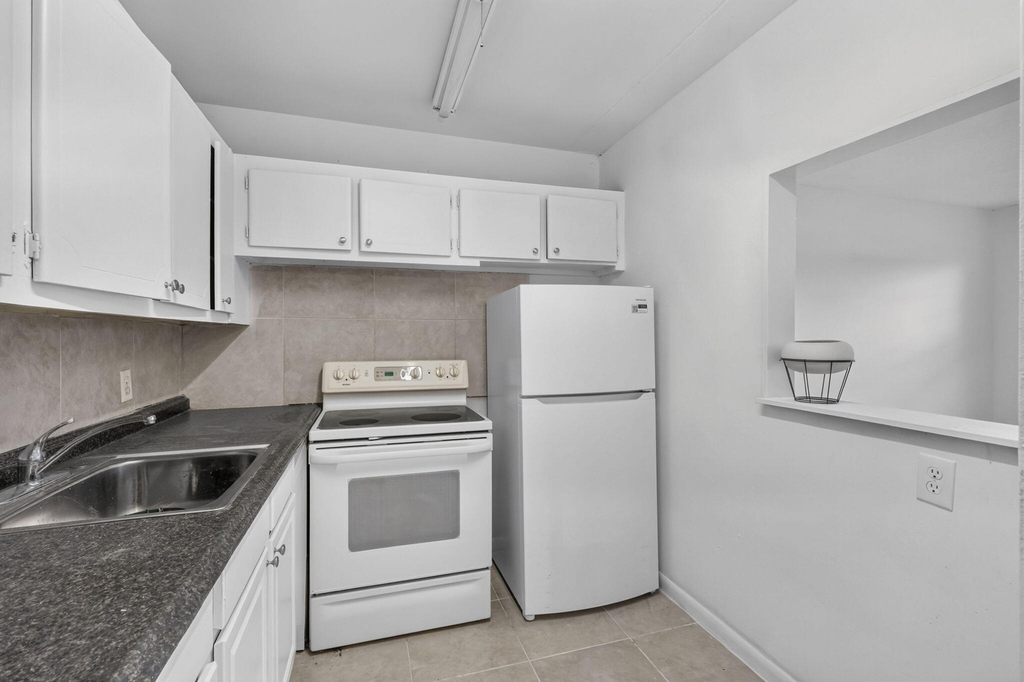 210 Canterbury J - Photo 5
