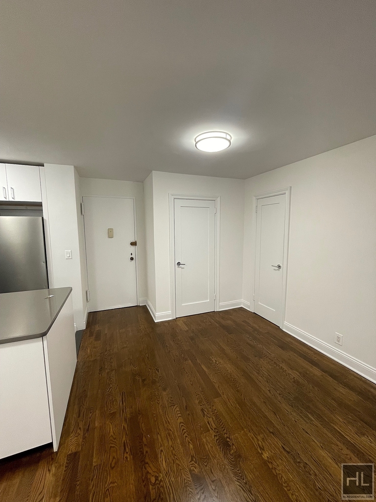 East 56 Street - Photo 0