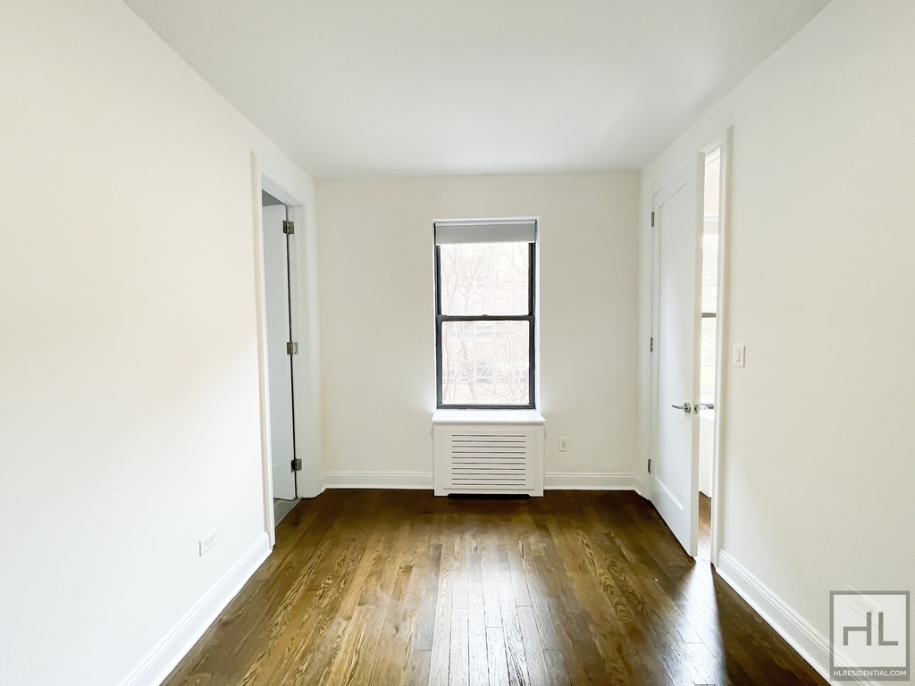 West 12 Street - Photo 2