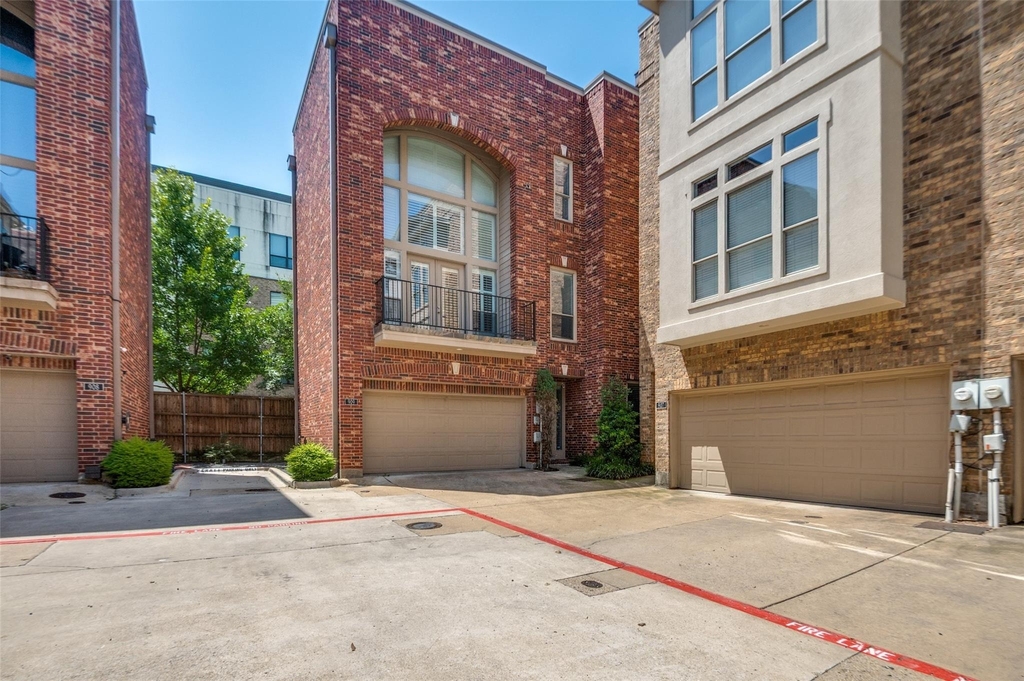 909 City Side Lane - Photo 1