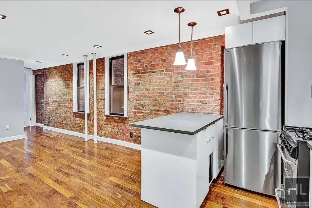Mulberry Street - Photo 2