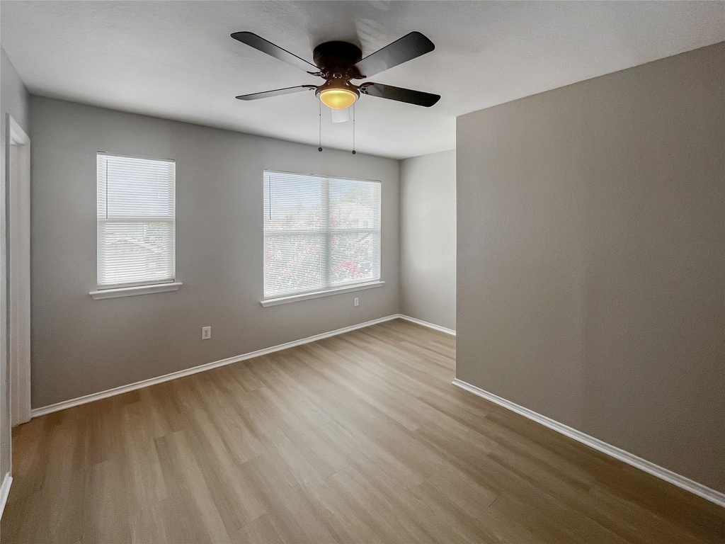 2325 Kingsway Drive - Photo 4