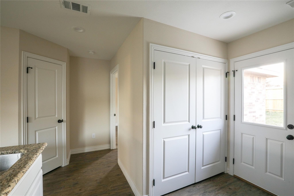 901 N Barrett Avenue - Photo 6