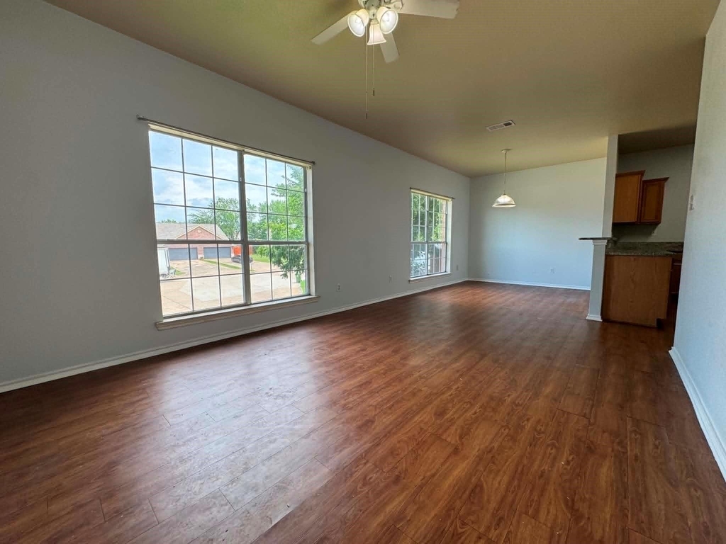 813 Betty Court - Photo 2