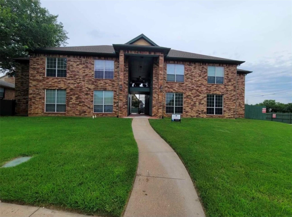 813 Betty Court - Photo 1