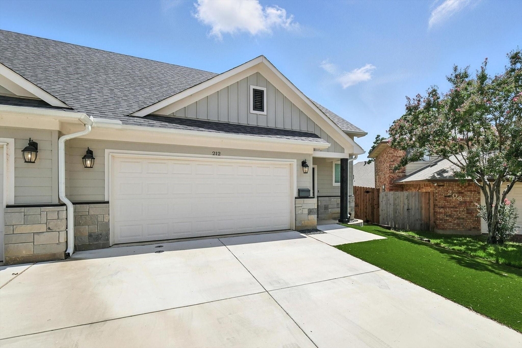 212 Wayside Court - Photo 1