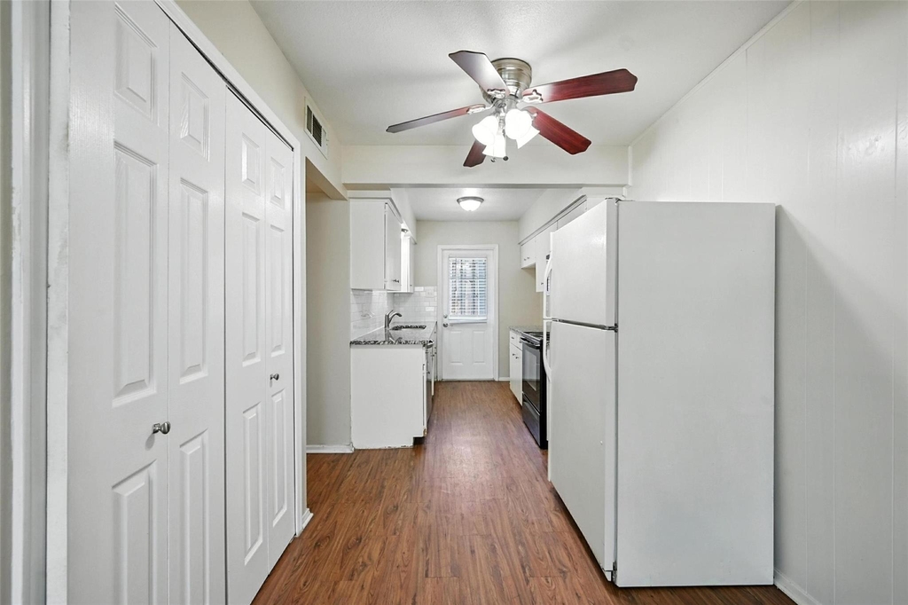 103 W Brown Street - Photo 2