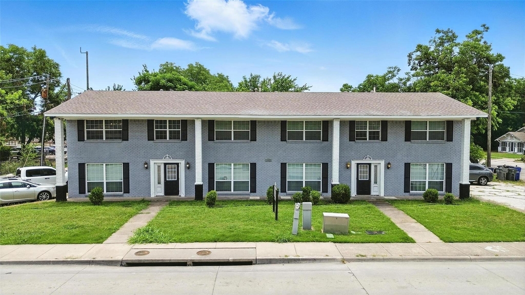 103 W Brown Street - Photo 0