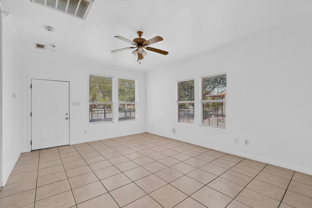 762 Bethpage Avenue - Photo 9