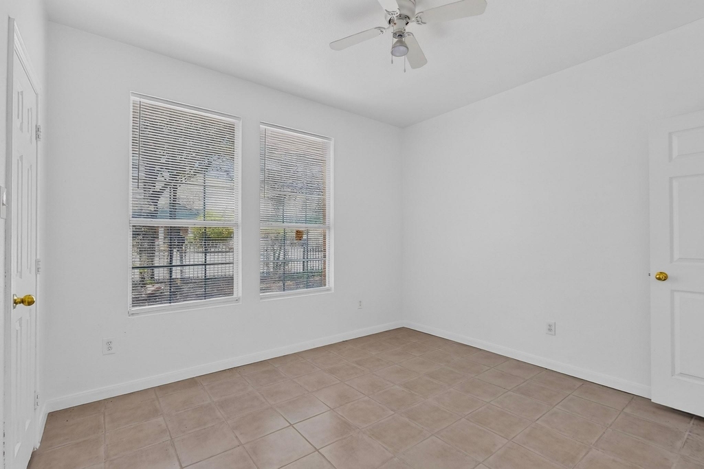 762 Bethpage Avenue - Photo 29