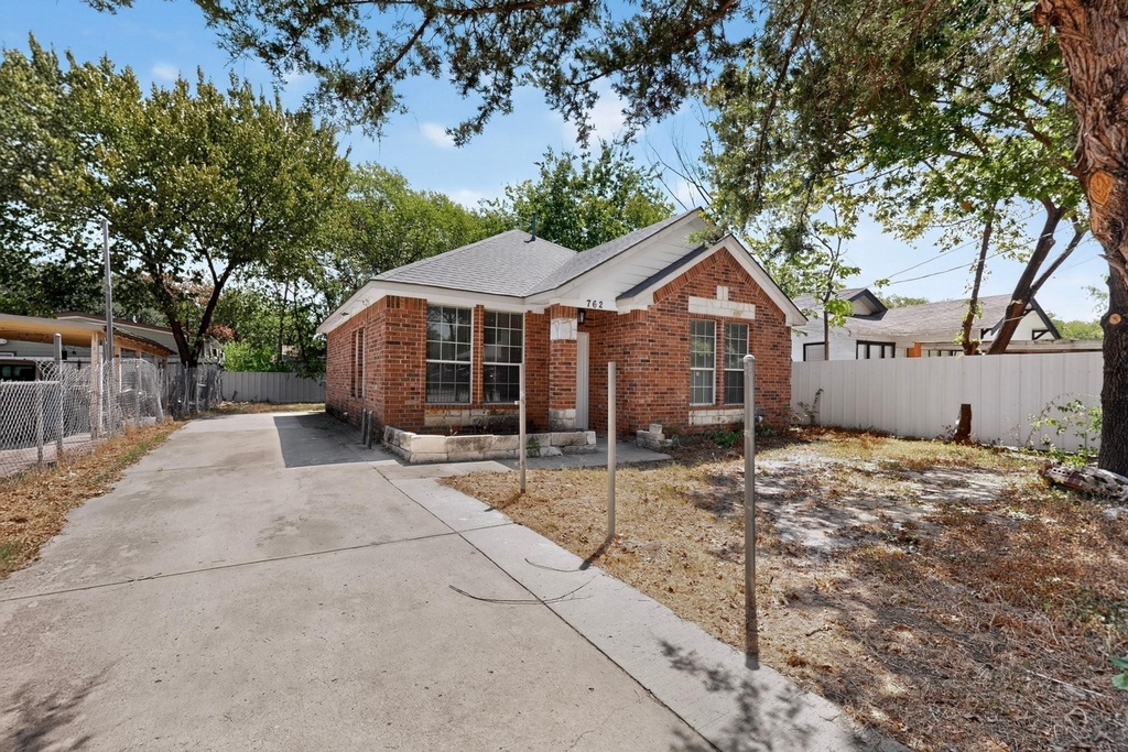 762 Bethpage Avenue - Photo 3