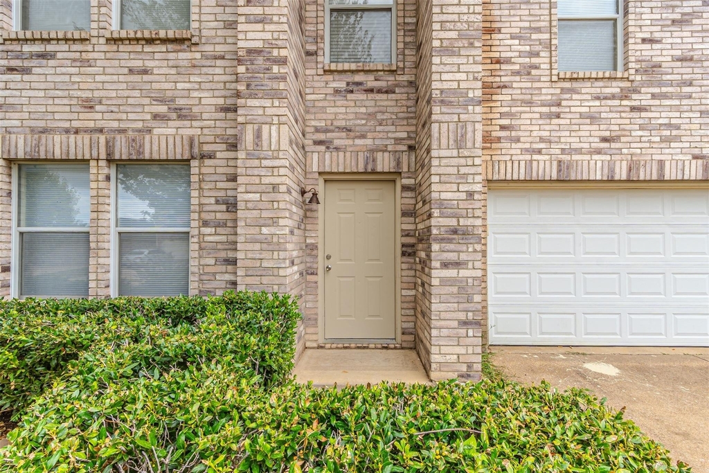 8749 Hunters Trail - Photo 2