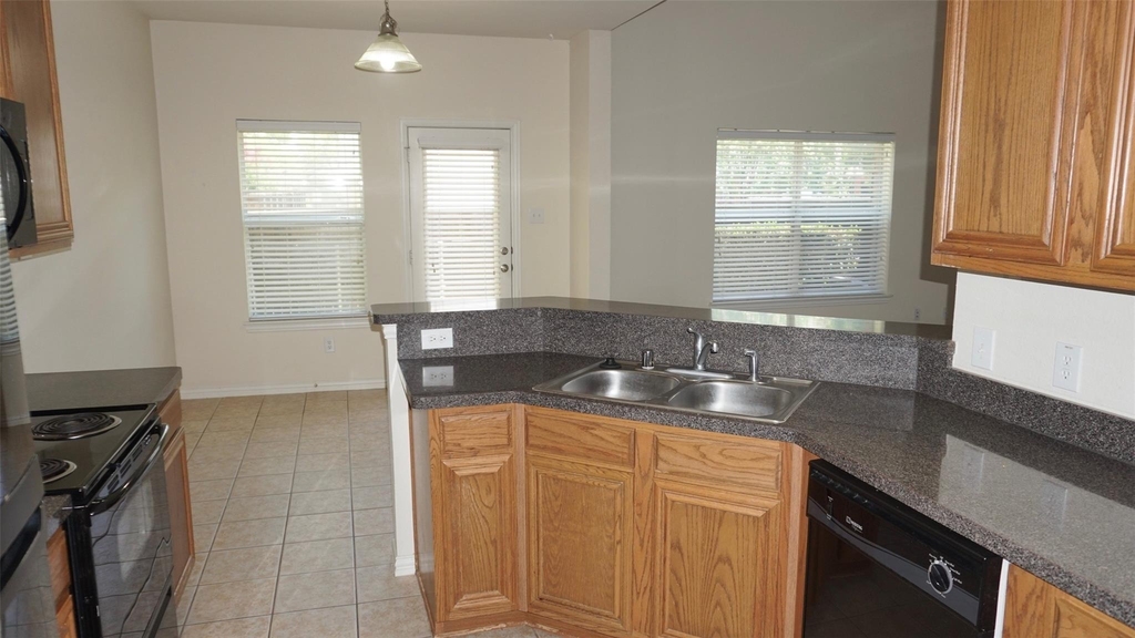 8734 Manhattan Avenue - Photo 5