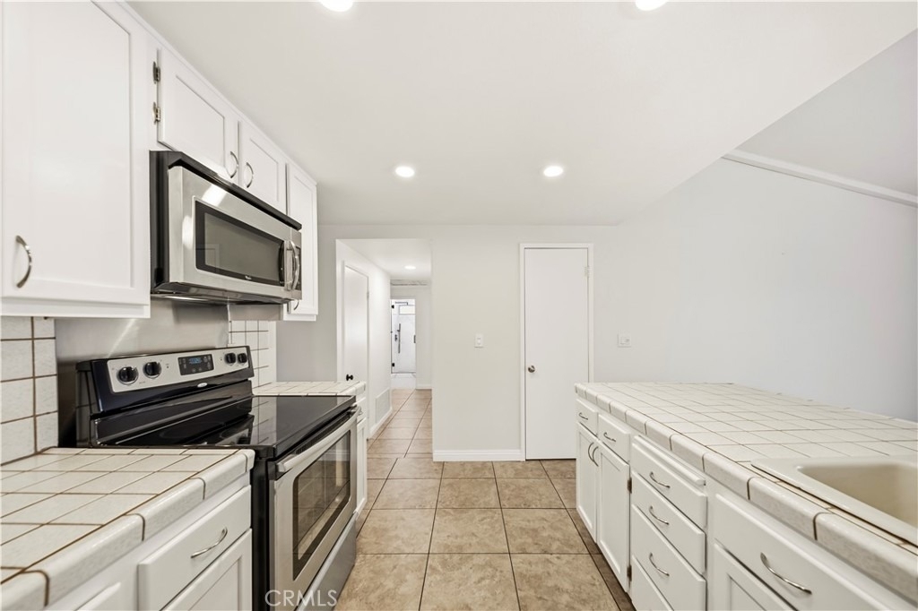27546 Evron Avenue - Photo 13