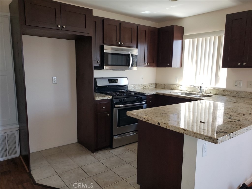 14537 Archwood Street - Photo 4