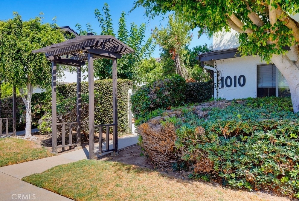 1010 Valencia Street - Photo 2