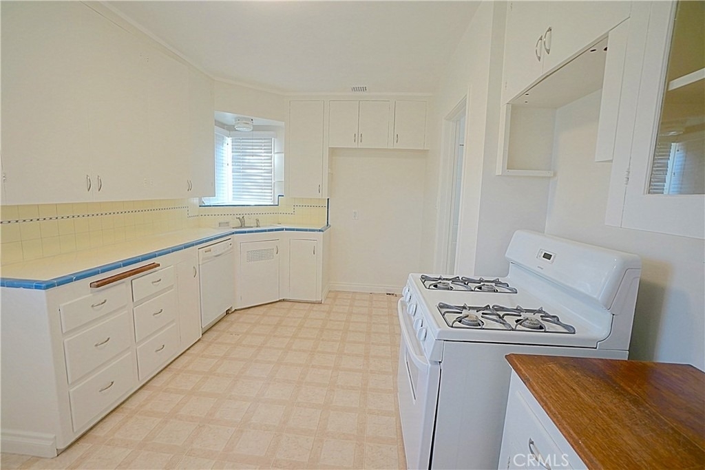 4285 Oakwood Place - Photo 4