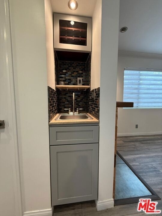 1043 Thompson Avenue - Photo 5