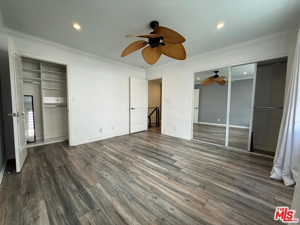 1043 Thompson Avenue - Photo 0