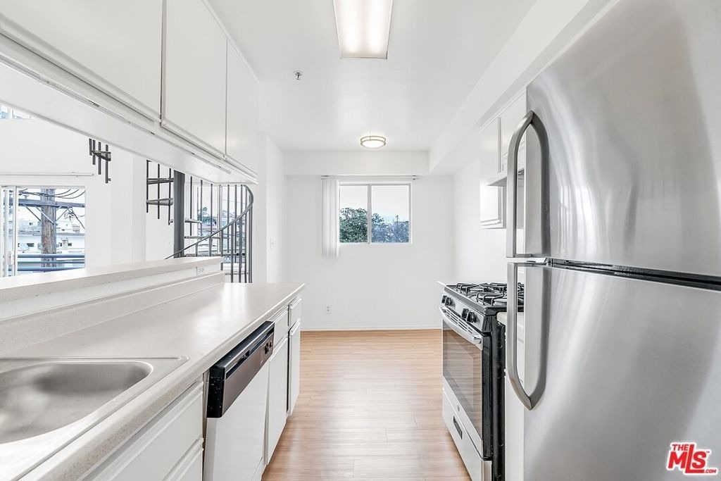 1616 Brockton Avenue - Photo 6