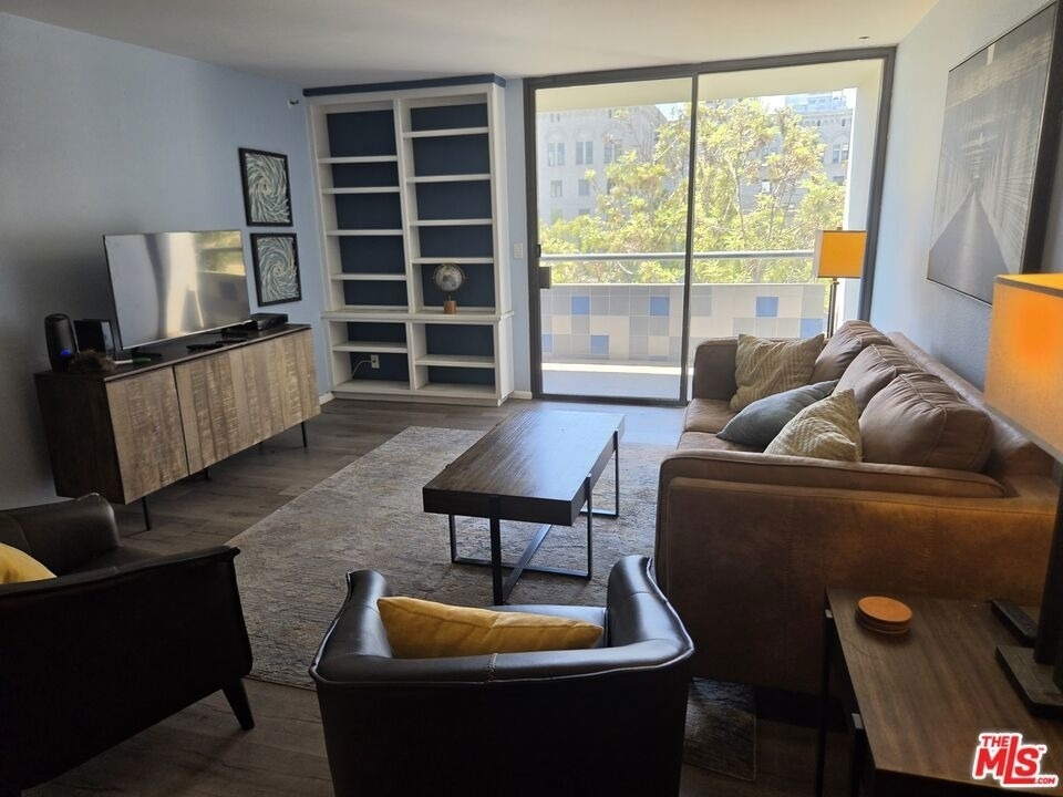 600 W 9th Street - Photo 2