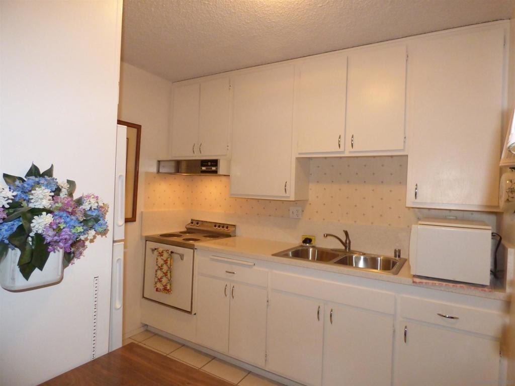 1645 Emerald Street - Photo 2
