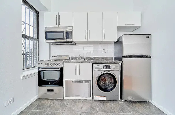 150 Manhattan Avenue - Photo 3