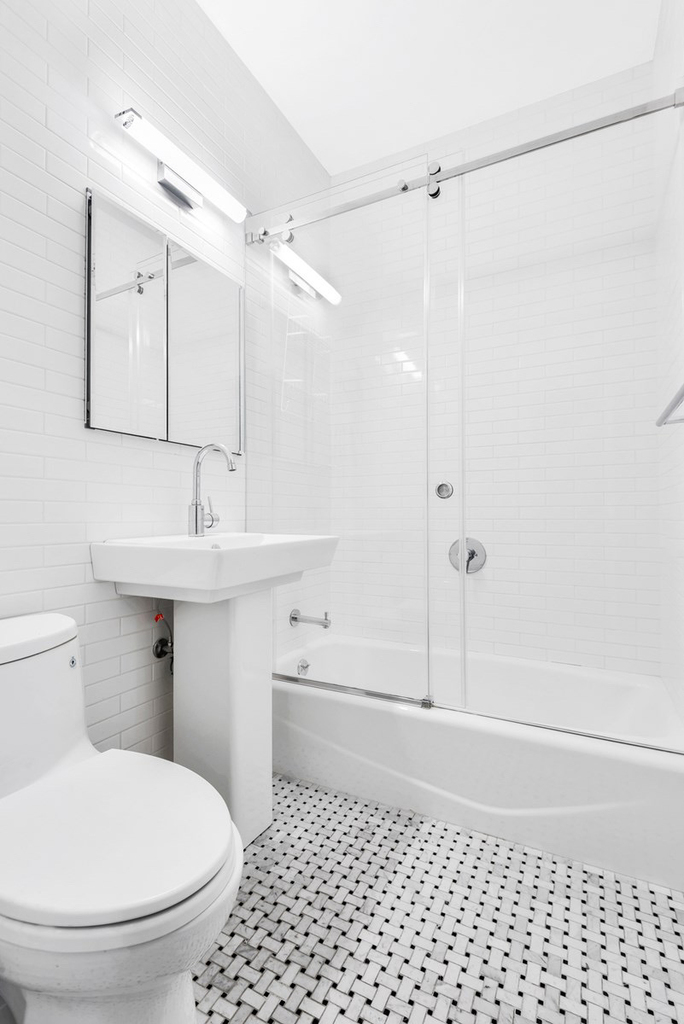 226 East 25th Street - Photo 3