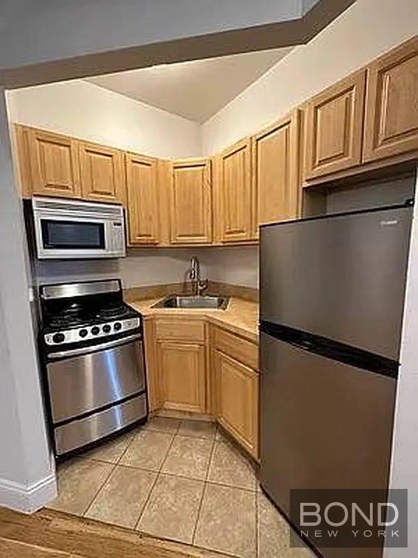 West 85th Street - Photo 6