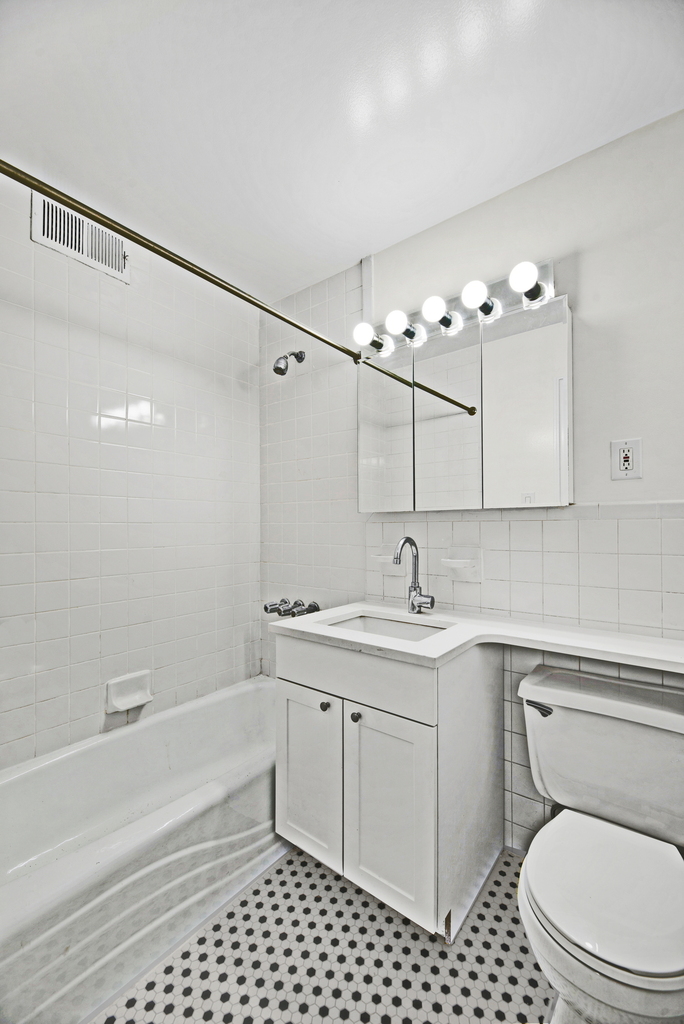 Madison Avenue - Photo 6