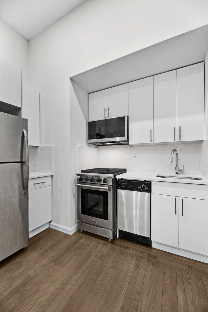 Madison Avenue - Photo 1